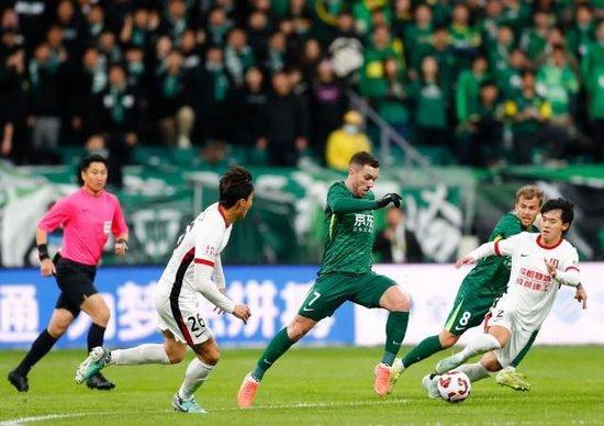 MK体育-海港3-0大胜！中超半程大变天，国安35分夺冠，18岁新星射手榜第3