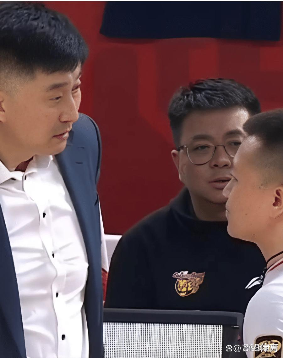MK体育-杠上了？徐昕与杜锋疑似在热身赛中发生言语冲突