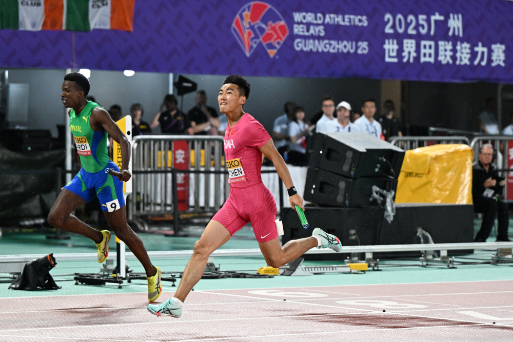 关于男子4X200米自由泳接力：中国队逆转摘银+破亚洲纪录的信息